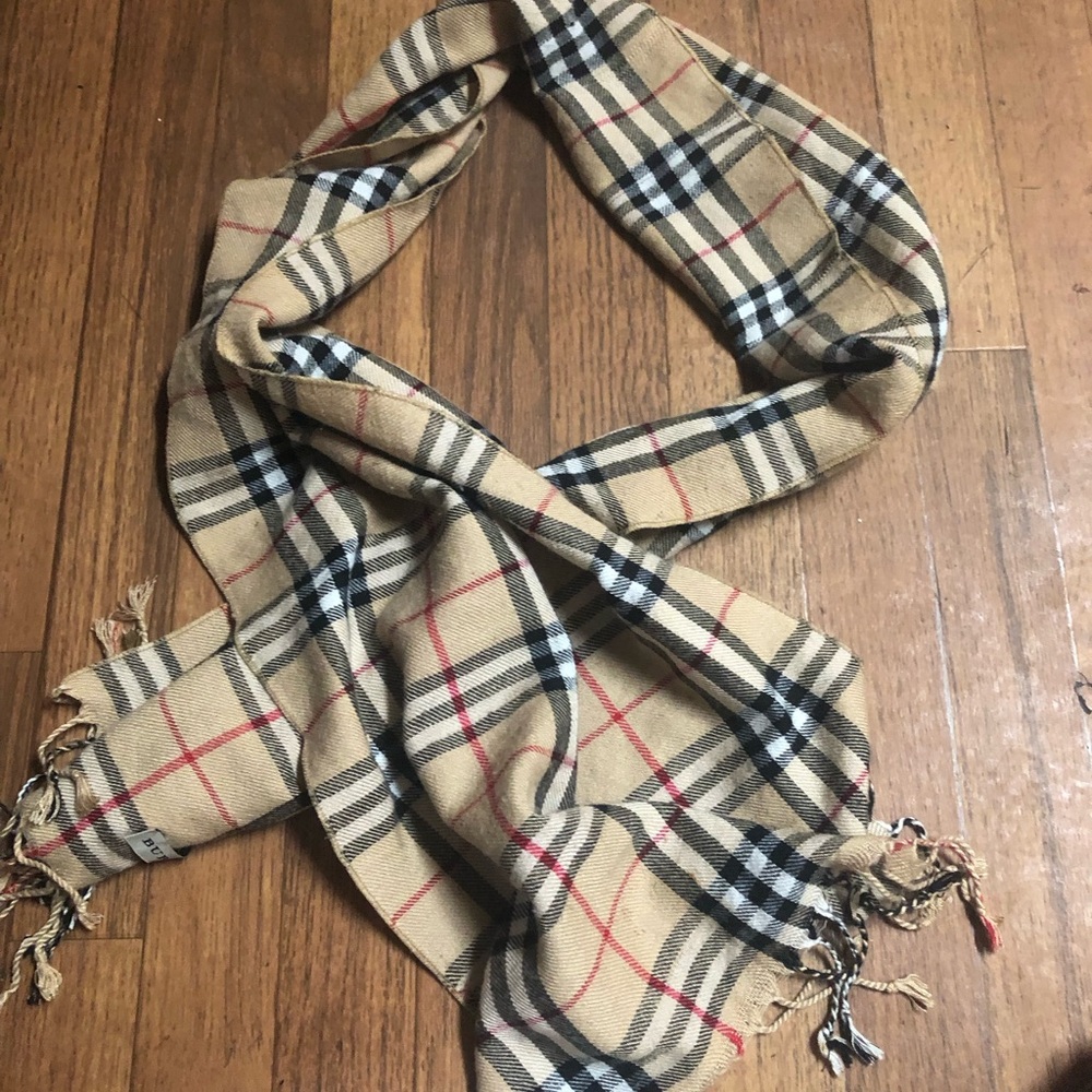 Burberry
Lightweight Giant Check Wool & Silk Scarf - Picture 4 of 8